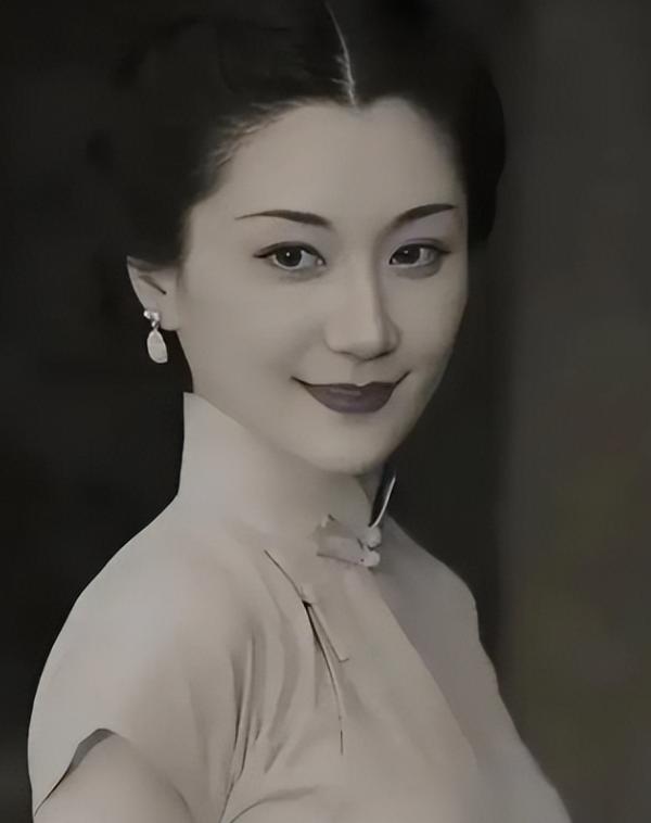 1930年，一天晚上，沈月英和表哥云雨过后。沈月英含着泪对表哥说：“今夜过后，你