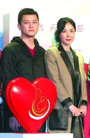 王菲当初嫁给李亚鹏，感觉就是赌气嫁的，她不想在谢霆锋跟张柏芝中间周旋，三角恋关系