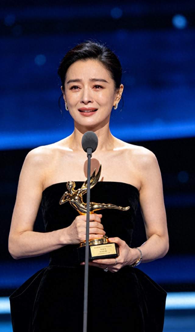 二十载轮回，周迅斩获釜山影后