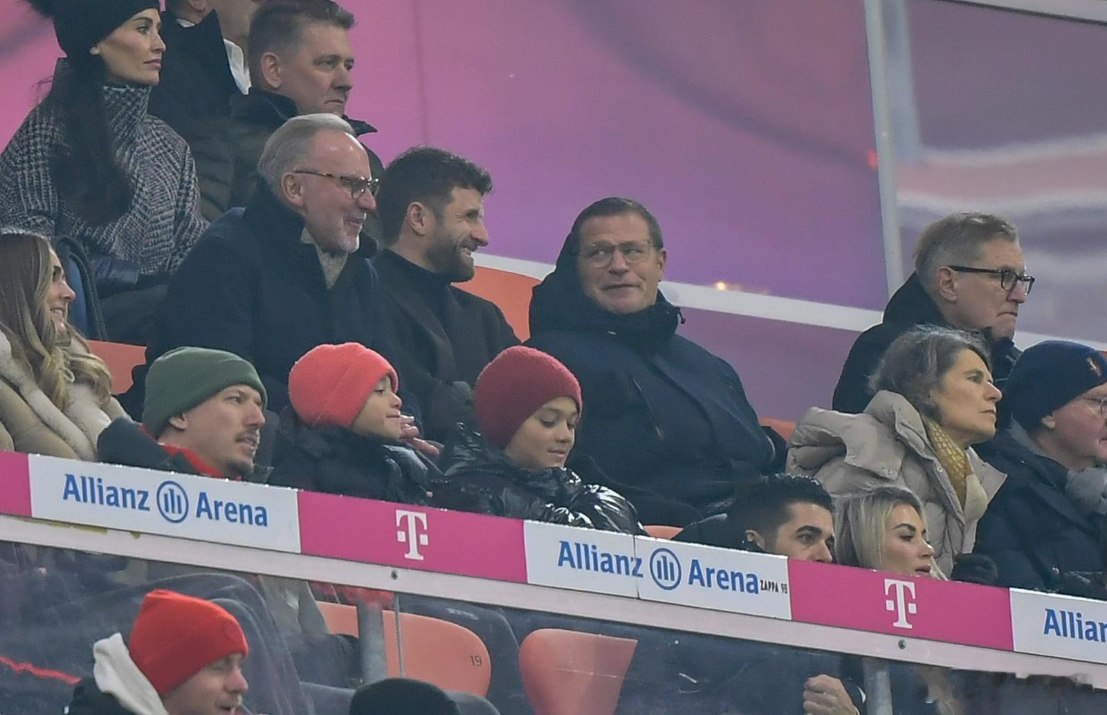 和美因茨的比赛，穆勒坐在看台上赫内斯的位置，赫内斯此战没有来到安联球场。埃贝尔赛