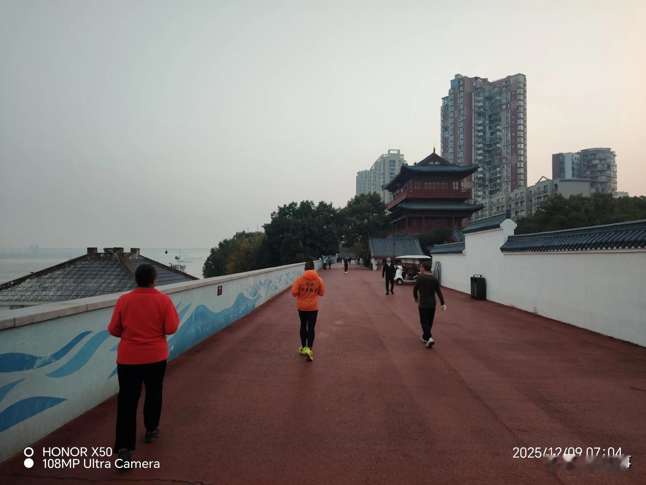 长江岸边晨练打卡