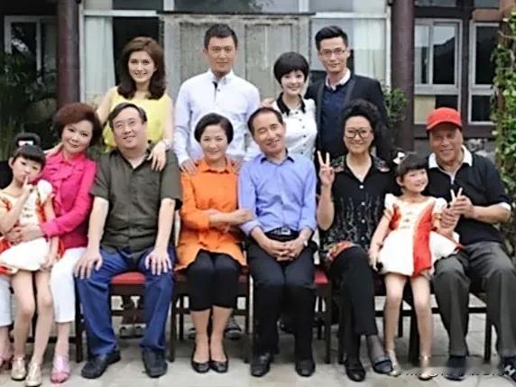 最右边戴红色帽子的是赵忠祥吗？他演过电视剧吗？