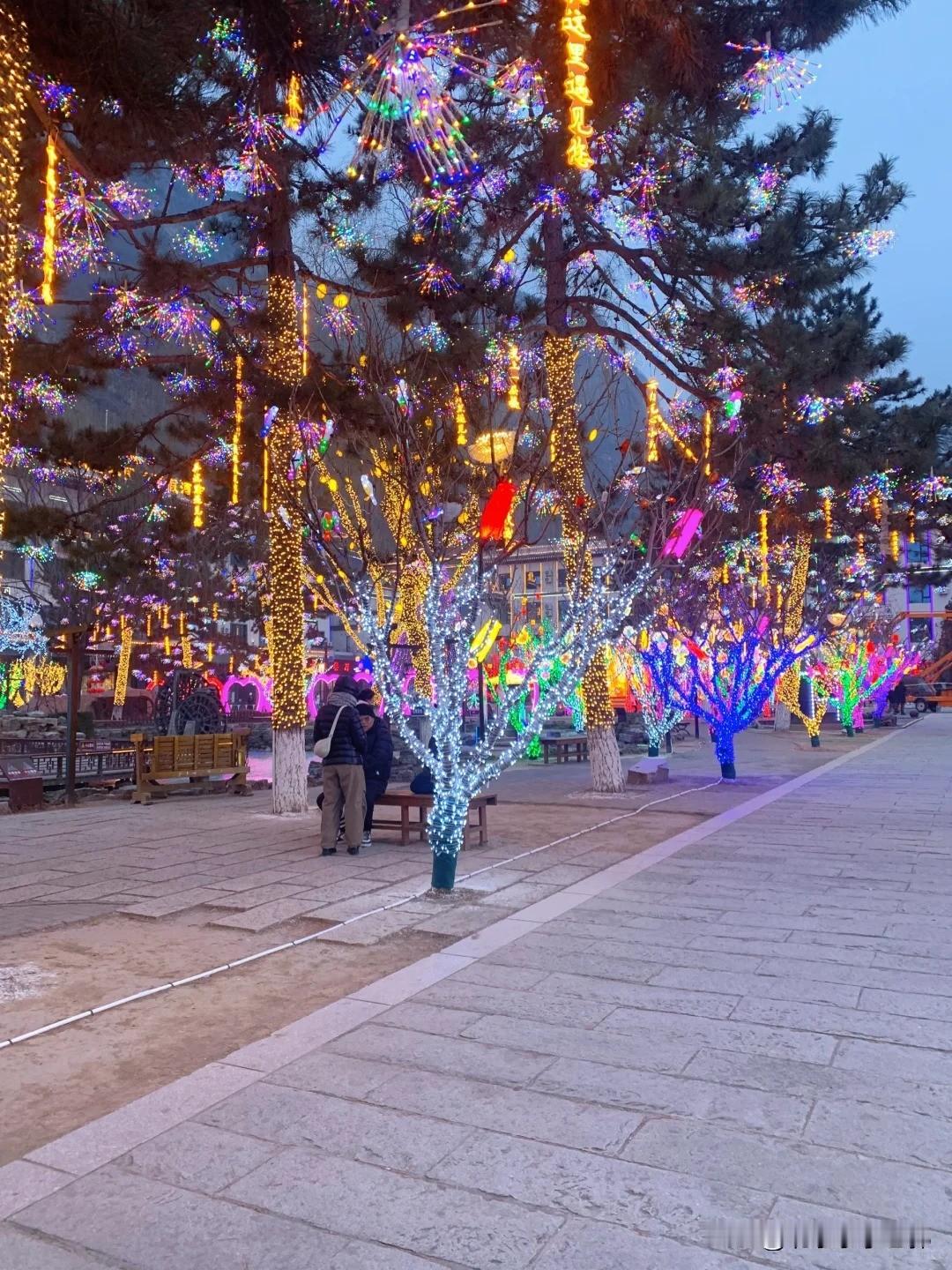 北京元宵节赏灯指南：
门票：龙庆峡景区官网、公众号或旅游电商平台预订，130元起