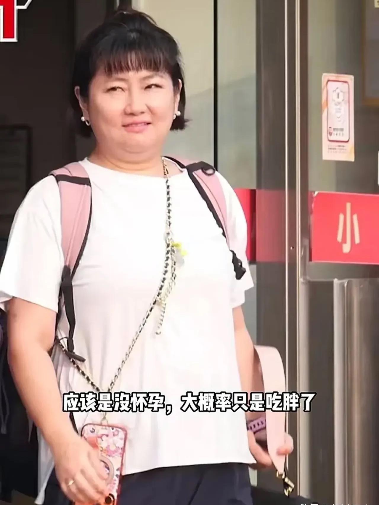 久违露面的Selina 的状态变化还挺大。

看照片她明显胖了很多，目测体重大概