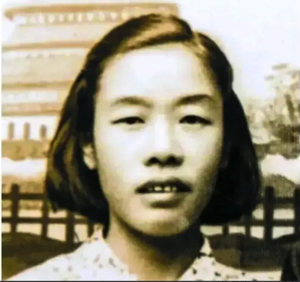 1949年，渣滓洞枪响，盛国玉装死倒地。特务补枪，又用枪托猛捅她腹部。她屏息不敢