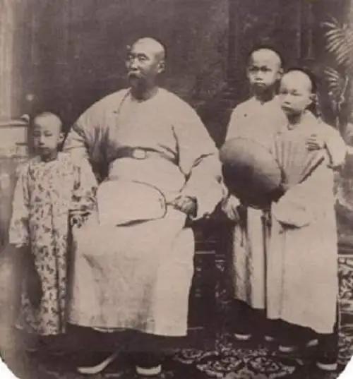 李鸿章死后留下的家产多达4000多万两银子，可到了1953年，身为李鸿章孙子的李