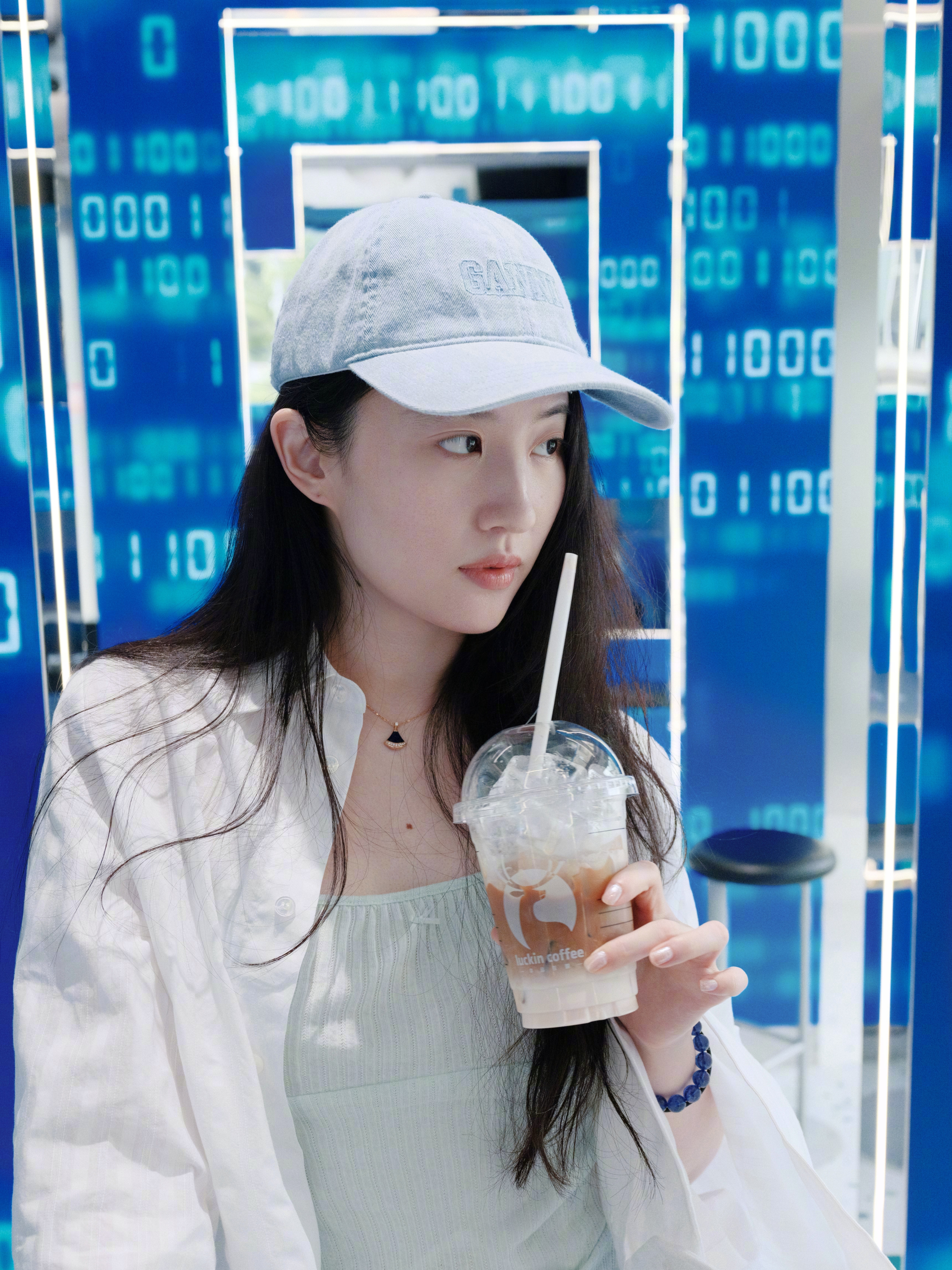 刘亦菲素颜美成啥了 不愧是能全素颜拍电影的人啊。。刘亦菲素颜女大