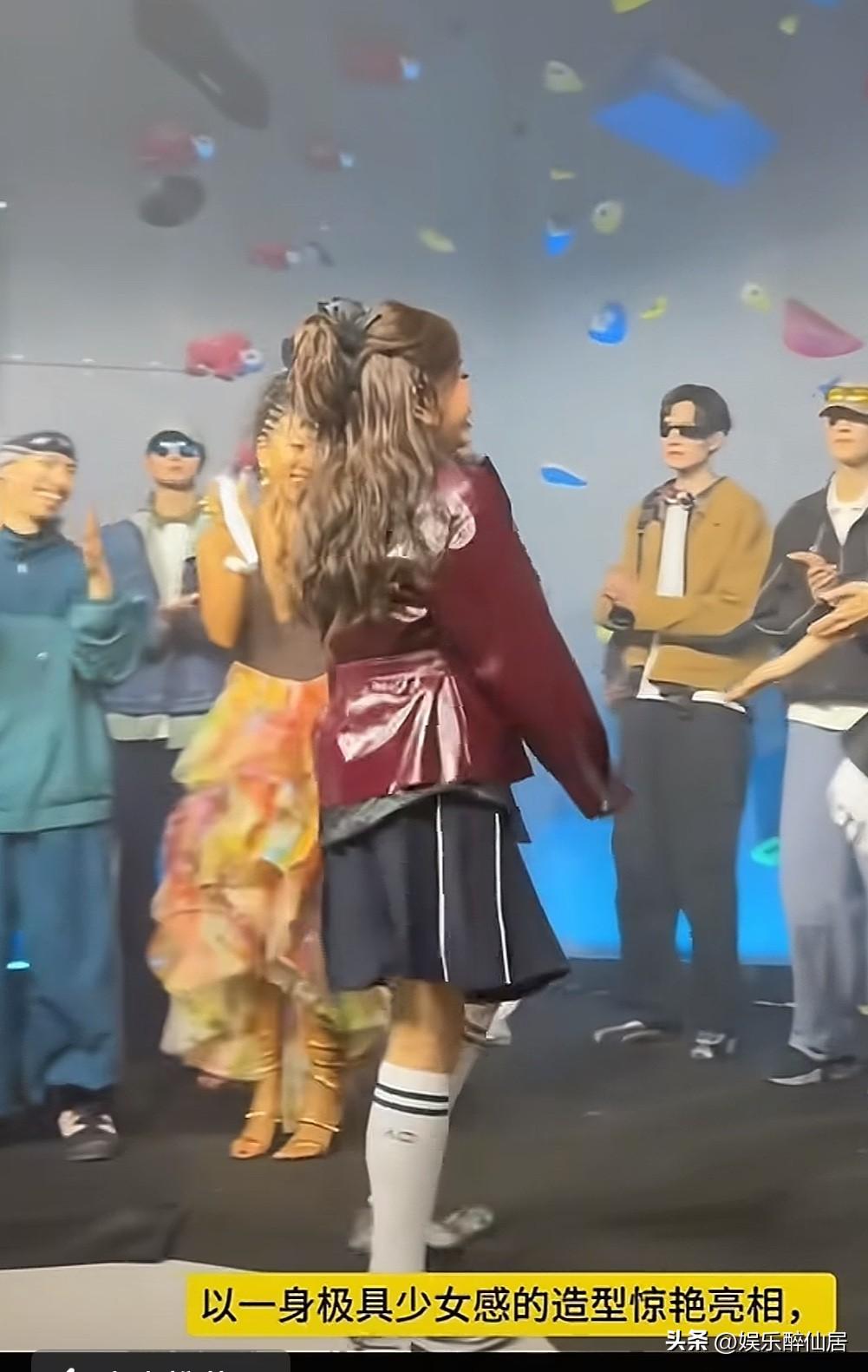 以前我觉得刘晓庆装嫩，但是现在真佩服她，无论出什么事情，永远从容不迫，非常淡定，