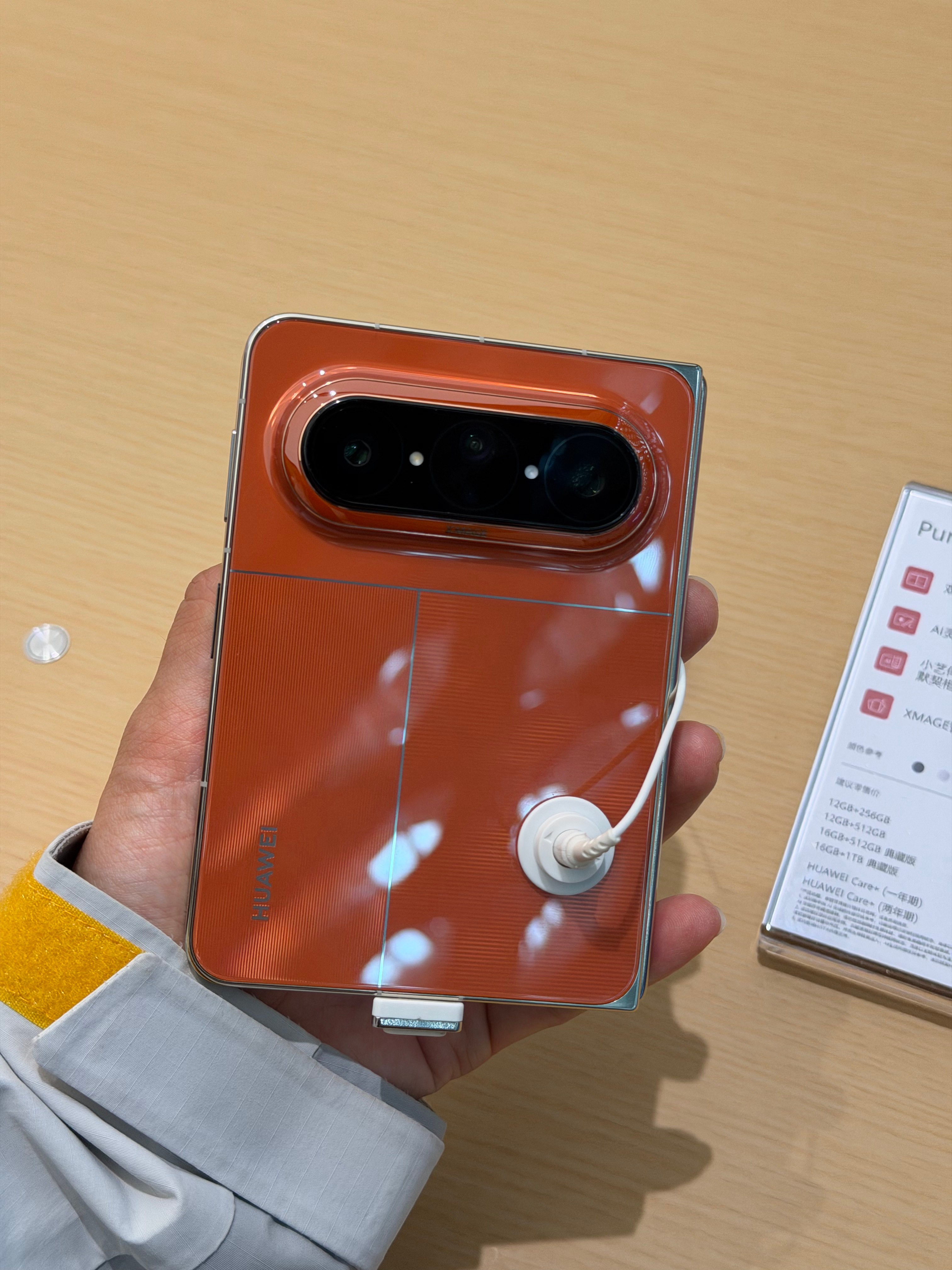 华为Pura X Max配色蛮多的很多人喜欢金色或者白色然鹅我只对橙色情有独钟没
