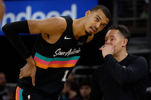 谈到文班保持评奖资格，米奇·约翰逊：“在我看来，文班亚马想要达成的目标清单，或许