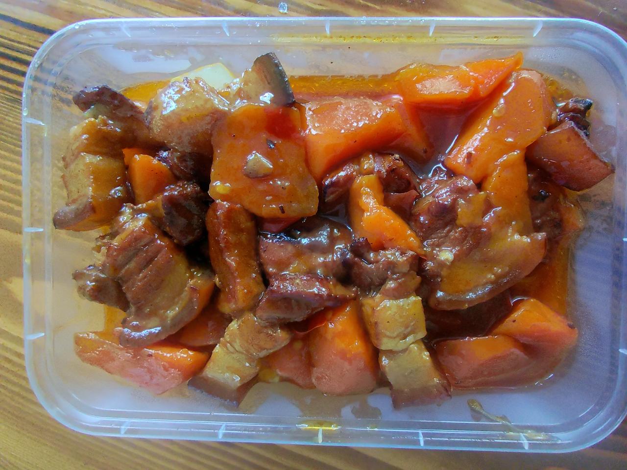 去工地卖盒饭的五天，今天来了个叔叔，他看了看我卖的盒饭，说的家乡话又是用手比划嘴