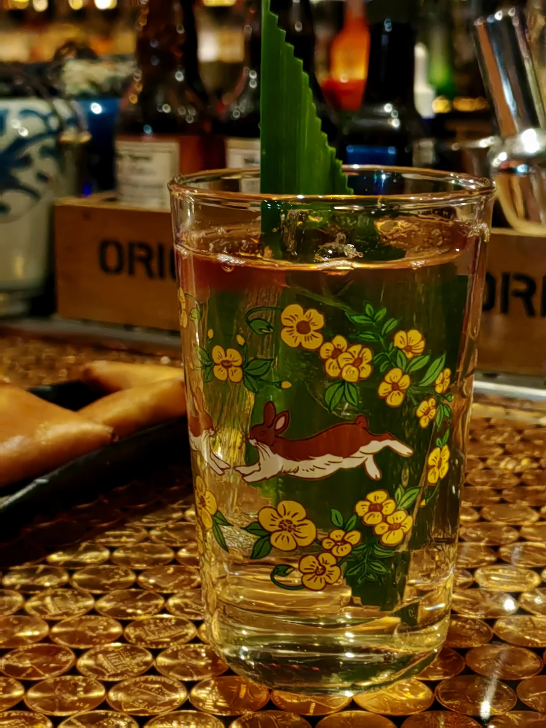 一杯上头 	 故事与酒我都有夜晚微醺好去处