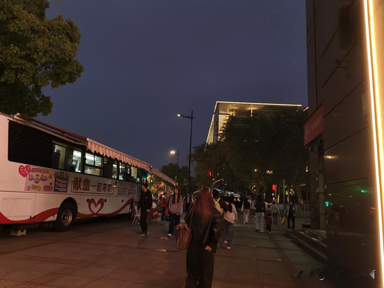分享一张你随手拍下的街景南京大行宫地铁口附近的夜景，献血车一直是这里不变的主题。