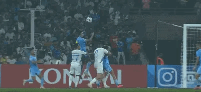 亚冠赛场惊现超级有趣的顶牛画面！[捂脸]英超来的塞尔维亚人不太讲理，怎么可以这样