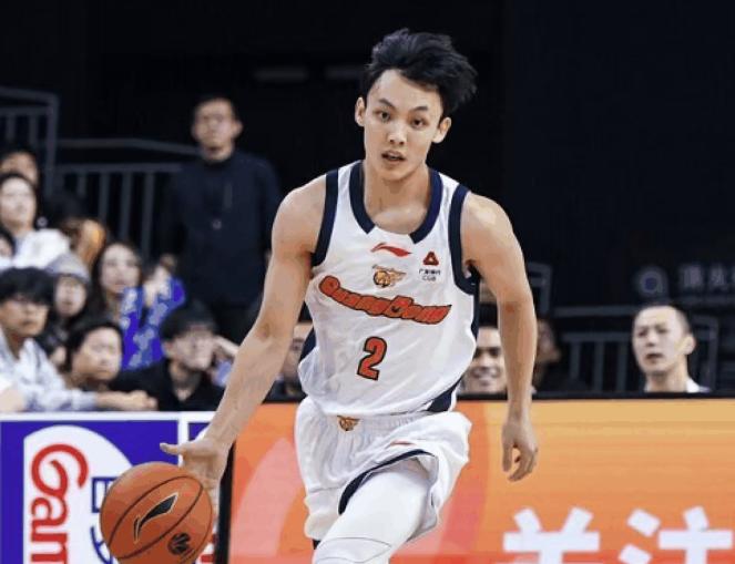 "徐中锋上半场10投全丢！广东半场落后17分，这还打个鬼？"我跟你讲，看完半场我