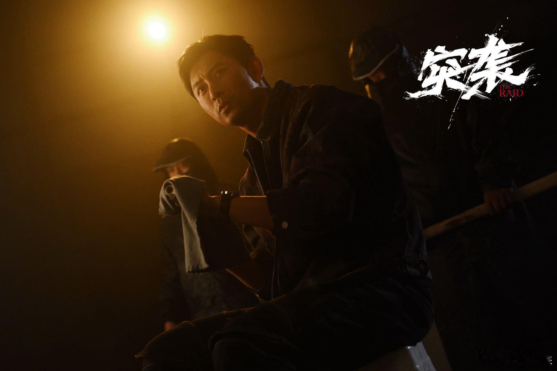 宫宏佳突袭元旦看《突袭》！宫宏佳饰演的张成，是黑暗中执灯的卧底缉毒警，倒挂嘶吼、