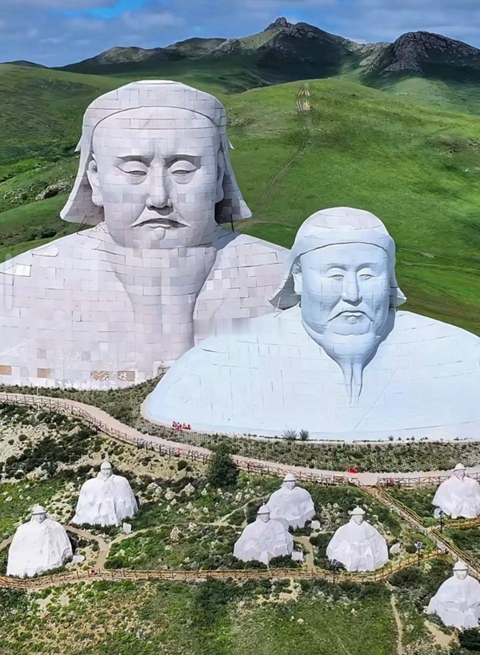 可汗山和秦兵马俑的规模好像，可以发展成旅游胜地。 ​​​