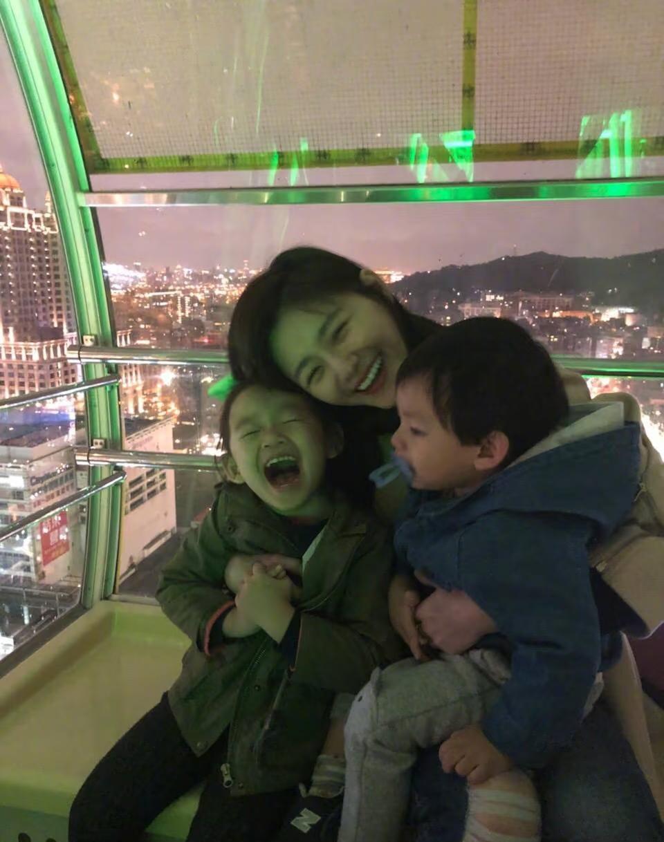 大s 的两个娃是绝口不提！
孩子妈妈在世之前每天陪着孩子也没提过孩子，你们说妈妈