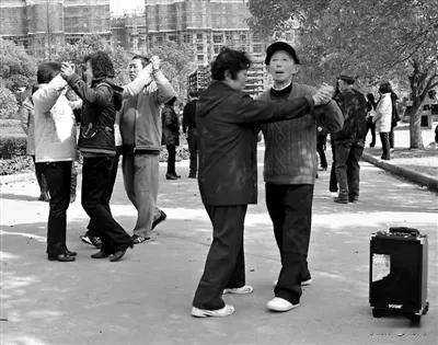 我从内心真的希望，我的父母能离婚，我觉得，我父亲对我母亲很不尊重，也没有什么感情