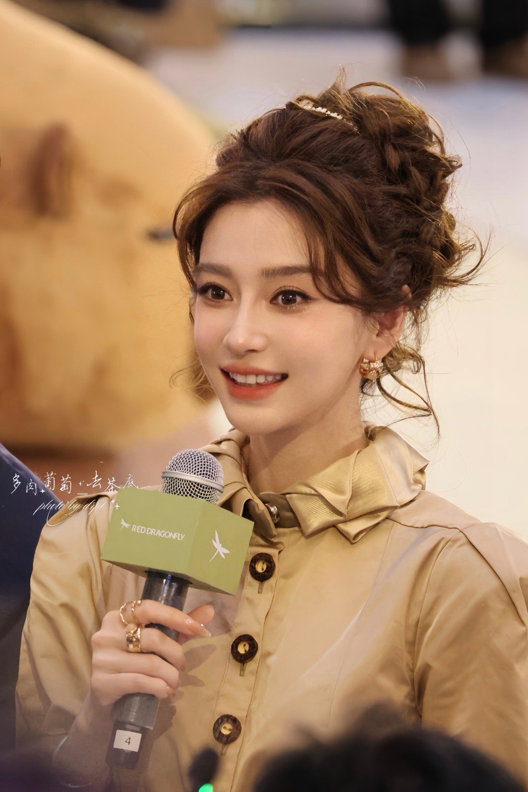 angelababy angelababy “我和你一起吹风 欣赏着我们独有的落