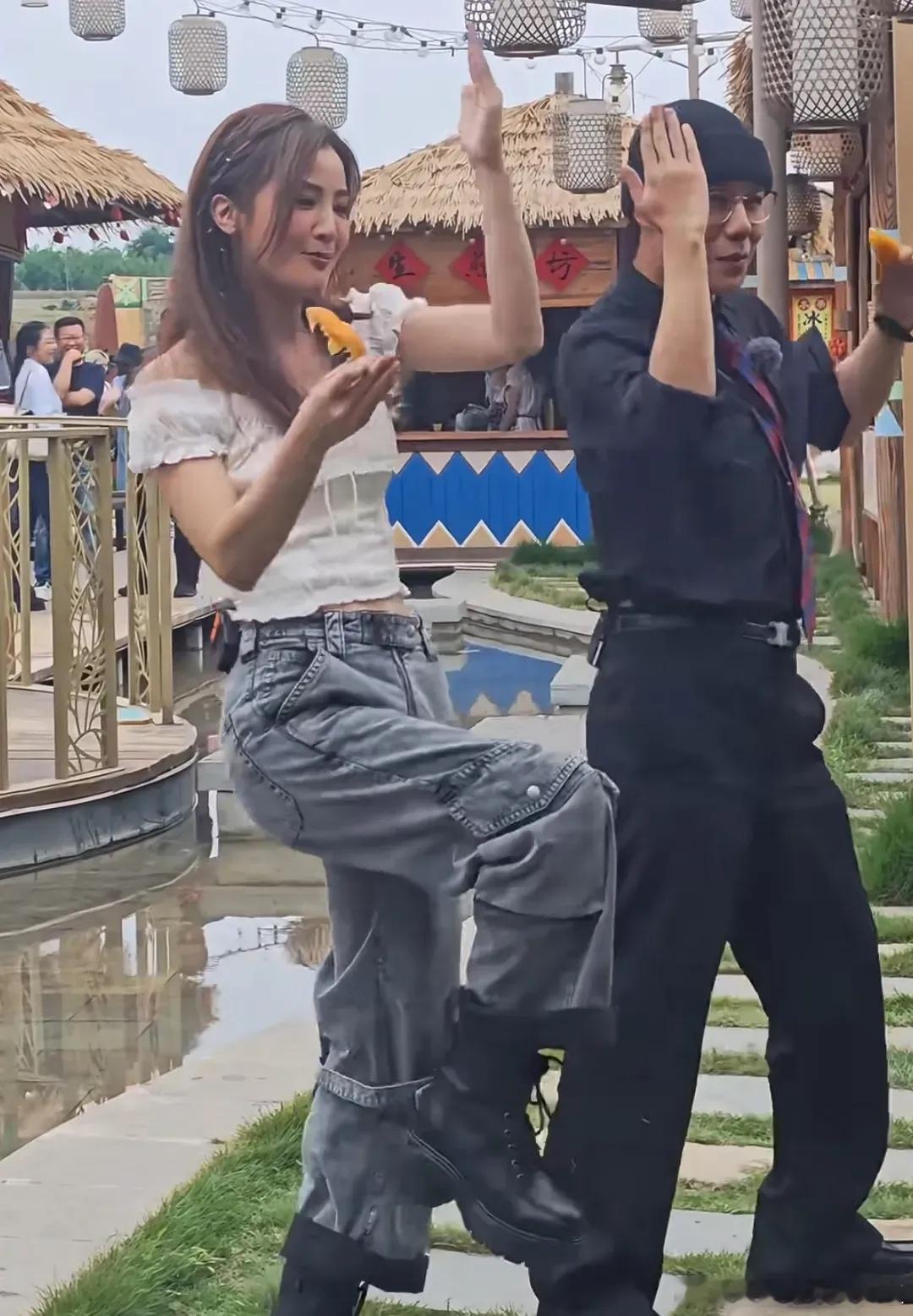 蔡卓妍成都录制节目，这状态一点都看不出来40多岁，笑起来甜甜的，少女感满满 ​​