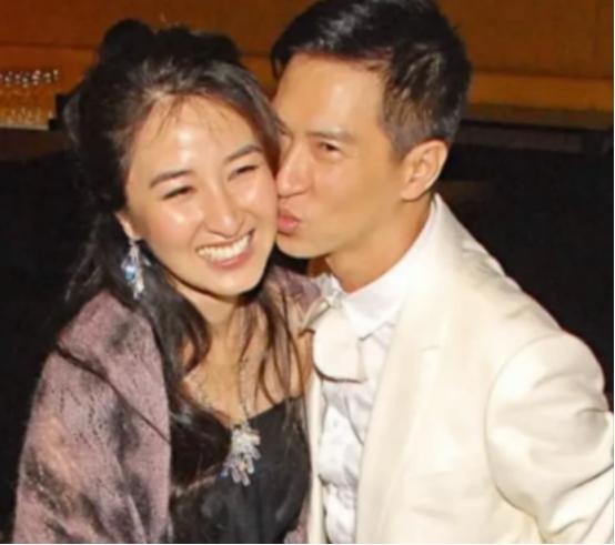 1993年，张家辉在女友关咏荷的别墅洗了个澡后，出来就提分手，关咏荷不解忙问原因