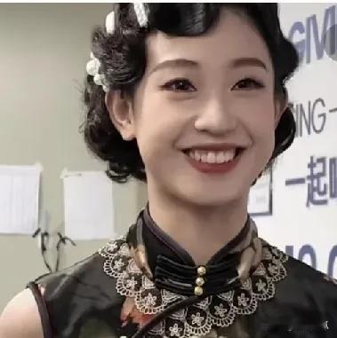 刘德华御用的伴舞赖文慧太美太靓身材太完美了。从 1998 年开始，赖文慧已陪伴刘