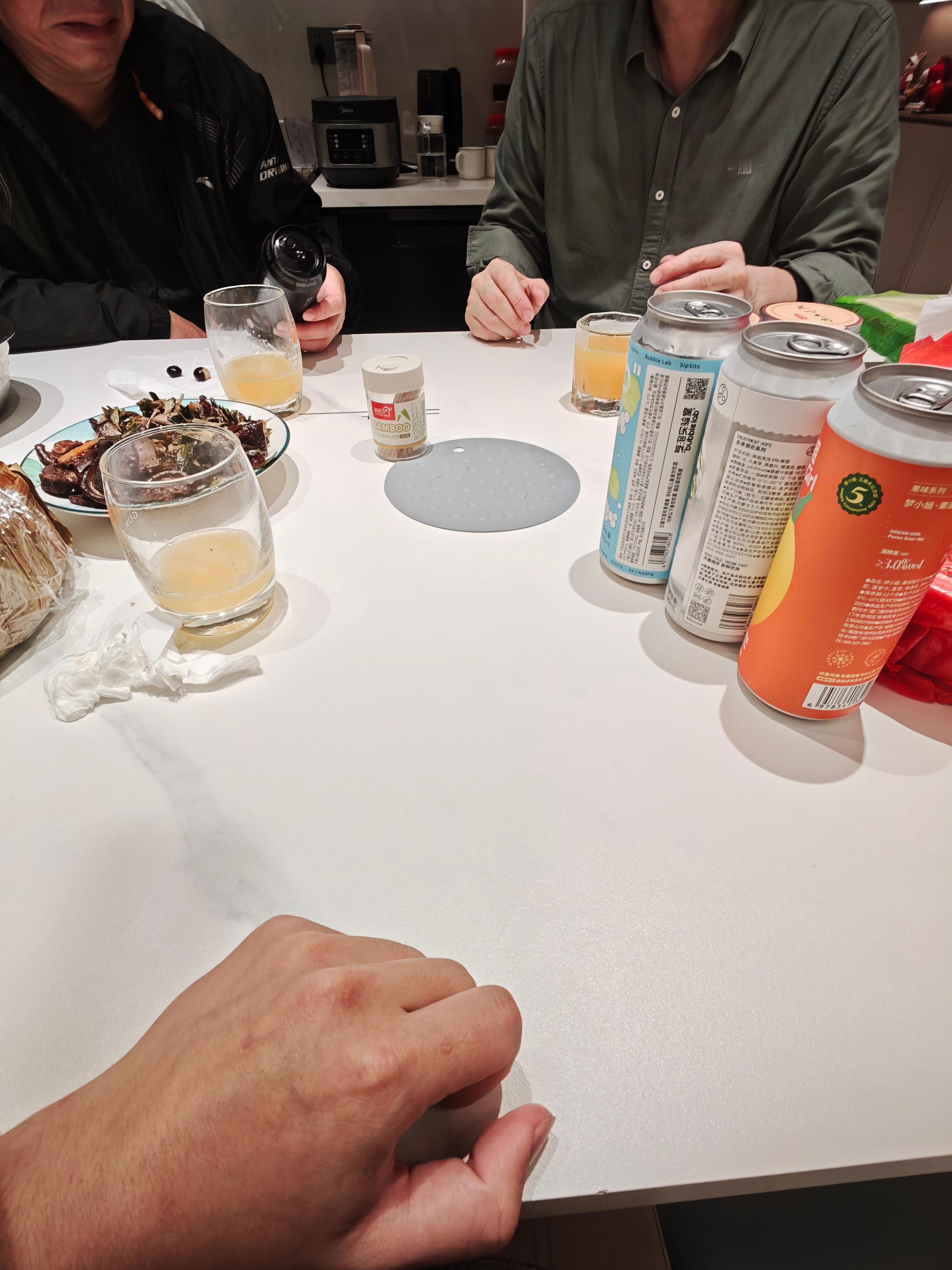 我爹囔着要喝乌苏，我直接点四瓶精酿，让他试试好点的酒 