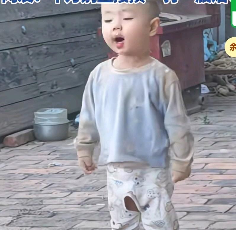 小朋友从外边玩耍回来，灰头土脸的，低头头发里掉出跟瀑布一样的沙子。
连续低头三四