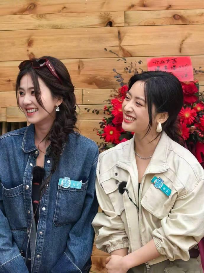 白鹿想吃贾冰做的饭亲爱的客栈 被问到自己之后想邀请谁来客栈时，她不假思索回答道：