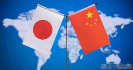 日本首相在七国集团喊话，无法接受中方的两用物资管制，而外务大臣茂木敏充1月9日在