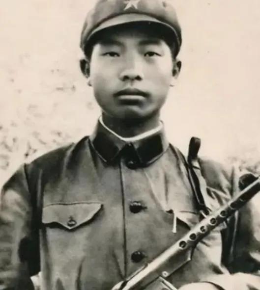 1965年，一名解放军战士在危急时刻挺身而出，牺牲了自己，救下了十几名民兵，可这