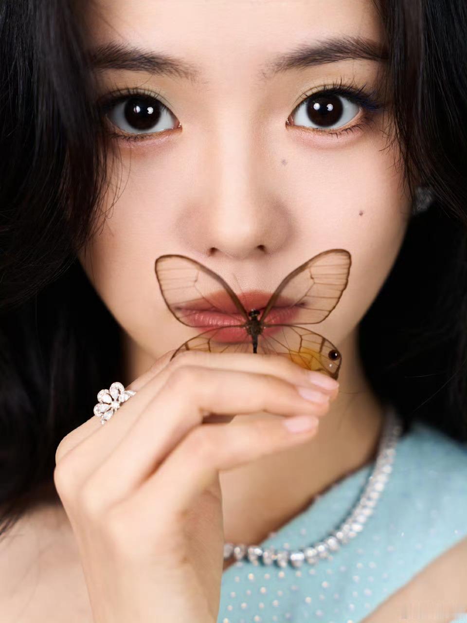 刘浩存边执法边比心 刘浩存在机场执法还不忘比心🫰🏻 怎么这么可爱啊！看的出来