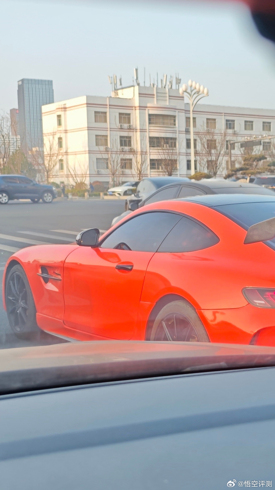 昨天被这量奔驰跑车吓了一跳，起步超快，一下冲了出去。然后，就是摆尾，幸亏左右没车