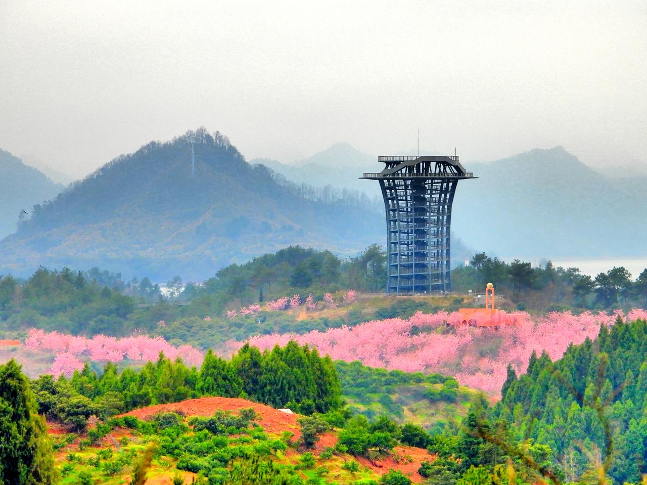 千岛湖环湖自驾梅里村观景台上眺望千岛湖。在淳杨公路上有一处观景平台，站在这里可以