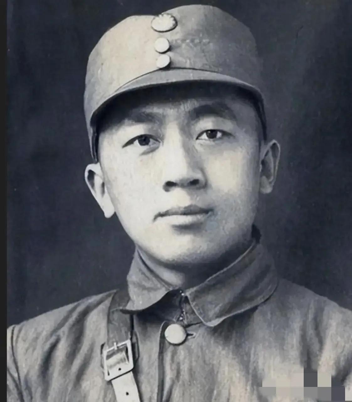 1944年，卧底敌营四年的施亚夫查哨归家，伪军副师长夫人突然拽住他低语：“日军已