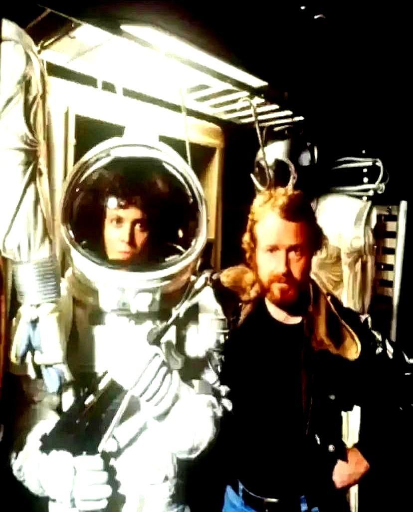 《异形》不是被卖了，是被拆开卖了。
电影要回黑屋子，剧集要铺满屏幕，游戏想让你死