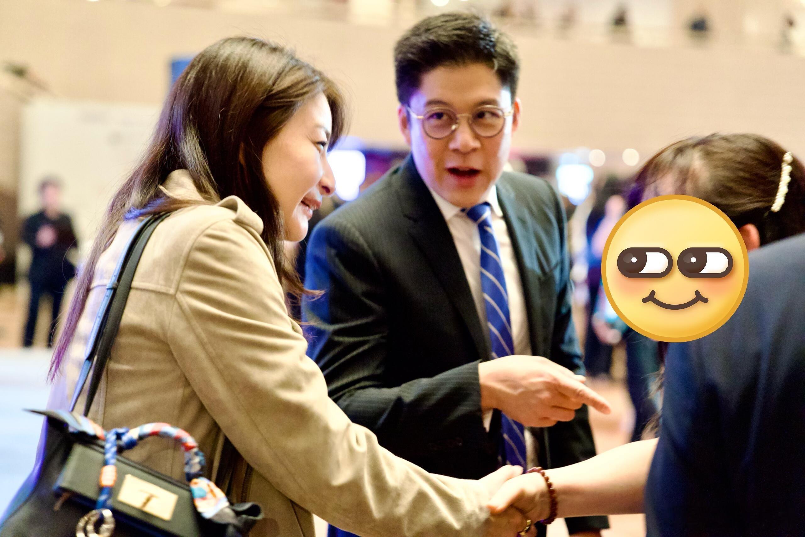 霍启刚看郭晶晶的眼神，真的写满了偏爱和温柔。不管是在什么场合，只要看向郭晶晶，他