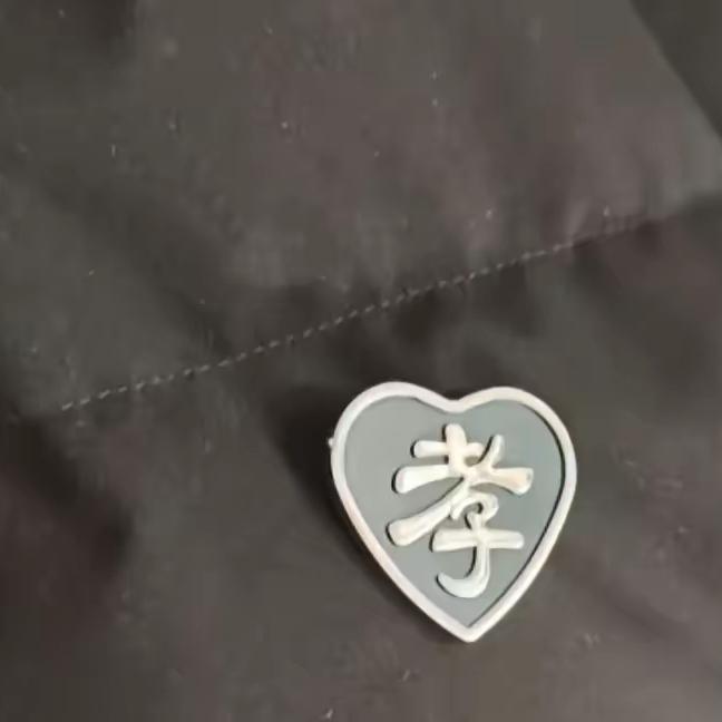 大过年的太膈应！
吉林李女士网购新羽绒服，
居然拆出孝字臂章，商家10元补偿想打