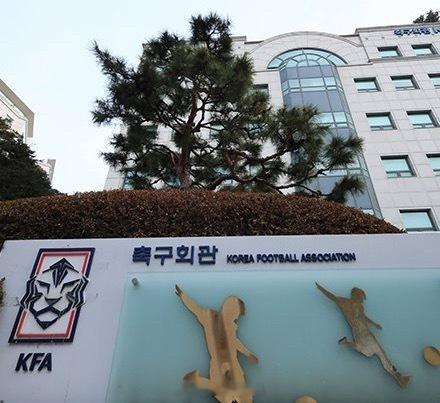 8月6日，韩国警方首次因国家队选帅问题突袭搜查足协总部，重点调查前主帅洪明甫20