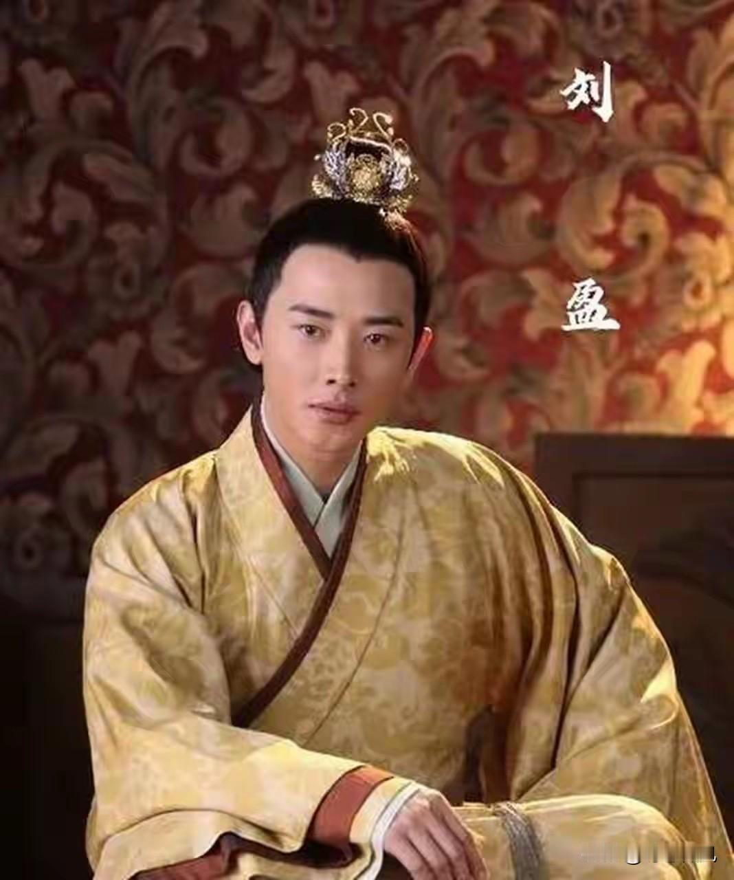 刘邦称帝后问张良，谁可统领三军，张良笑而不语转身指向角落一人。
 
殿内的喧闹瞬