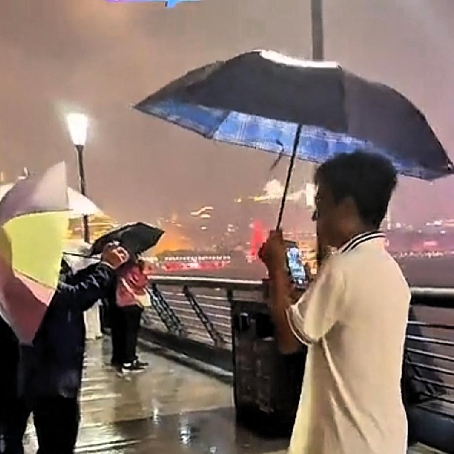 小松和和秋秋带着小叔六叔冒雨去上海外滩看夜景，他们的心情很好，因为六叔是第一次来