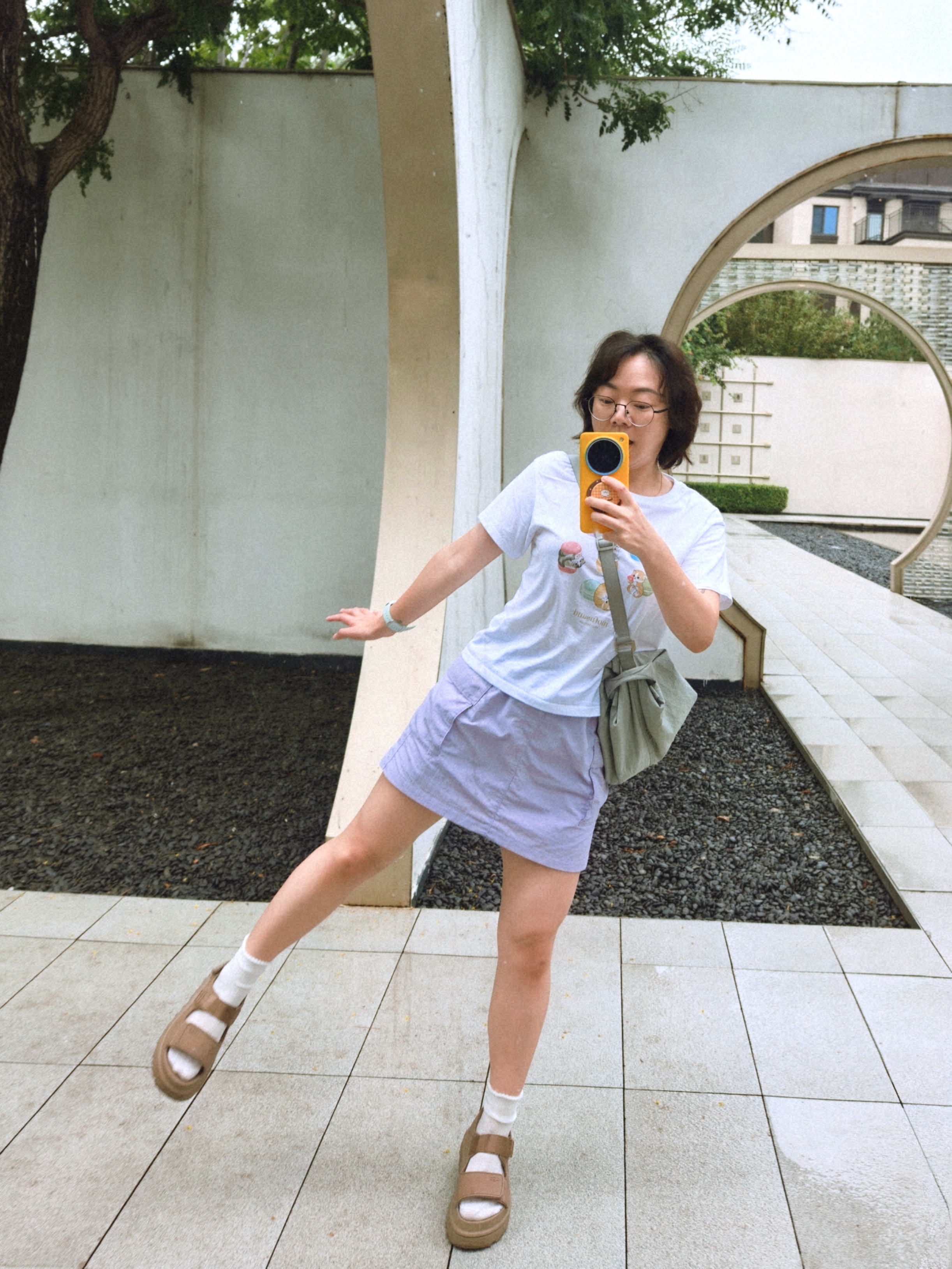 优衣库打折了。正是大买特买童装的好时机。上衣79，裙裤59。 