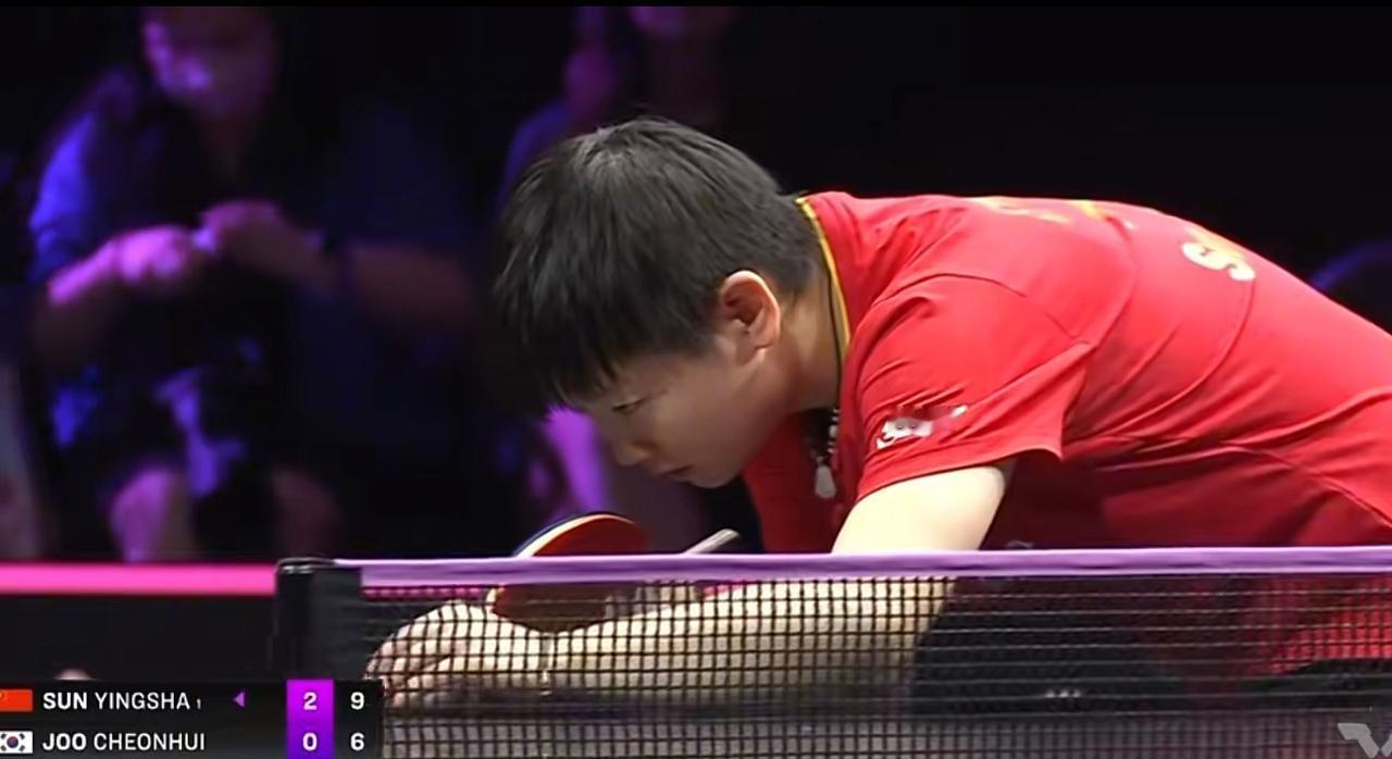 莎莎3比0赢球超霸气，但最后一球急得找马琳“告状”也太可爱了吧！小奶莎认真起来气