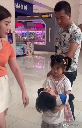 泪酸！先低头不丢人，夫妻离婚一年后，妻子带着儿子，丈夫带着女儿在商场隅遇，姐弟俩