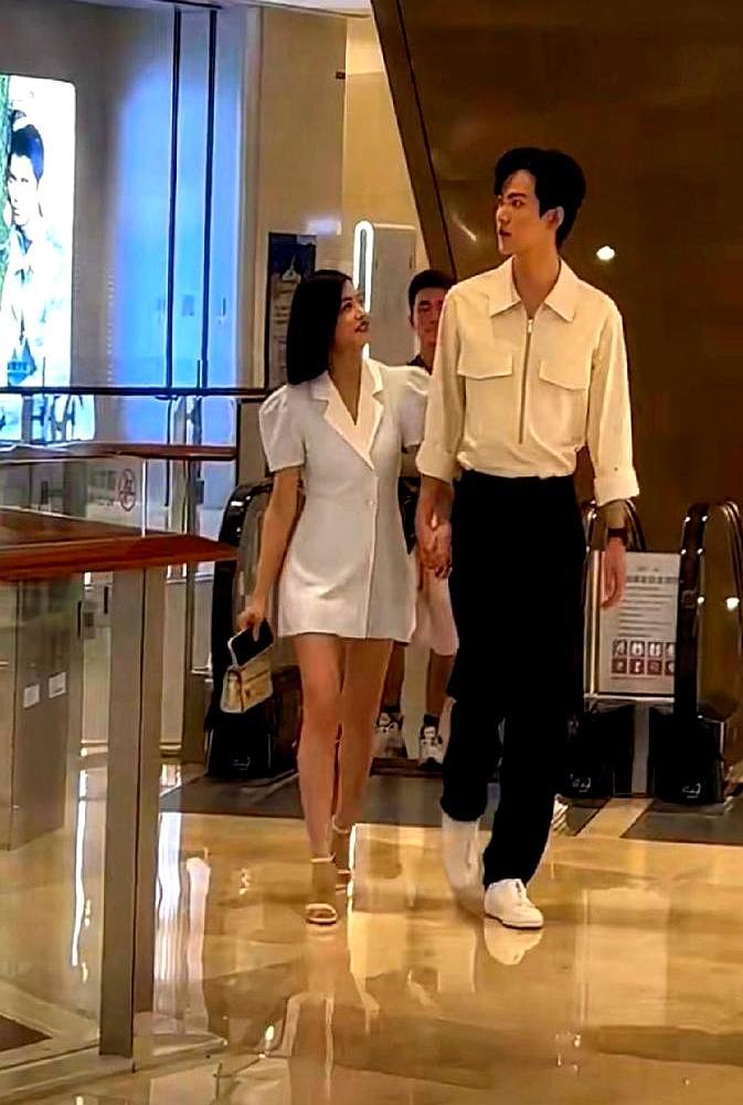 42岁陈妍希拍吻戏把23岁周柯宇亲得耳根滴血，导演当场喊他去谈恋爱。
 
俩人差