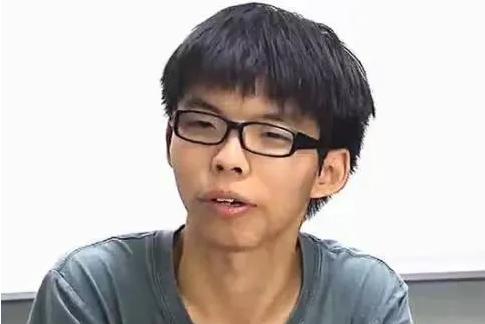 报应不爽！活该！狱警刚打开牢门，28岁的黄之锋还以为是日常检查，哪料迎面而来的却