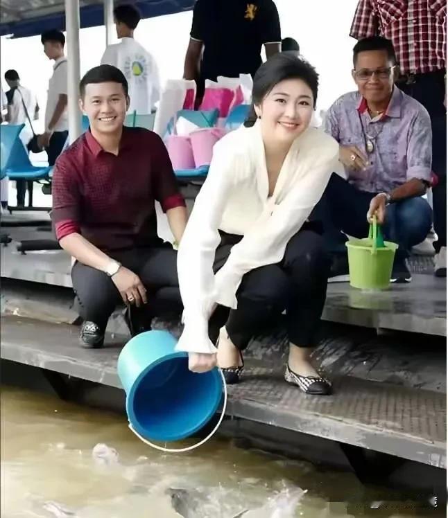 照片中这个白衣黑裤的女子太美了，容貌靓丽，气质优雅，胜却人间无数。
天生丽质，可