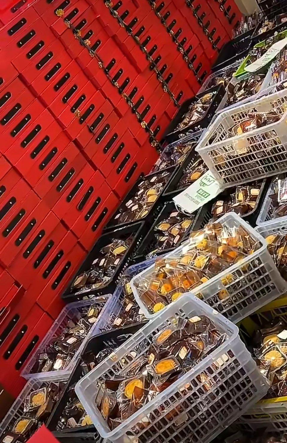 月饼回收价800元一吨合着咱节前是跟猪抢口粮？还好我不爱吃，也不会抢着买了！回收