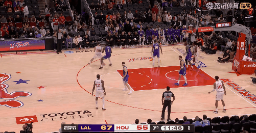 在连续4节加起来只得4分后，杜兰特在今天第三节成功破解湖人夹击，办法是更早发起进